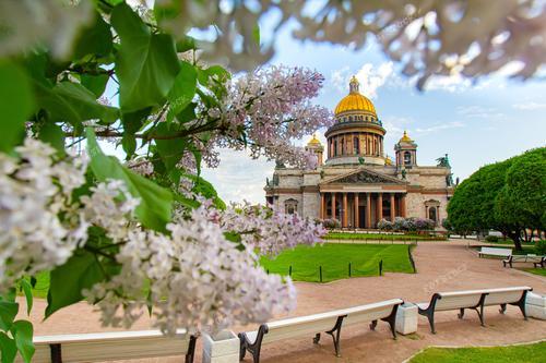 На фотографии запечатлена весенняя красота Санкт-Петербурга с видом на Исаакиевский собор. Площадь Исаакиевская является эпицентром городского ландшафта, а собор — неоспоримым символом архитектурного великолепия Российской Федерации. Эта фотография - великолепная иллюстрация для любителей искусства и туристов, которые хотят приобрести уникальное изображение Санкт-Петербурга весной. Покупайте это фото, чтобы создать уникальные открытки, декорировать интерьер или использовать в туристических материалах.
